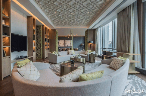 ##酒店顶级套房内20人开派对,退房时工作人员无语:浴缸水都变色!