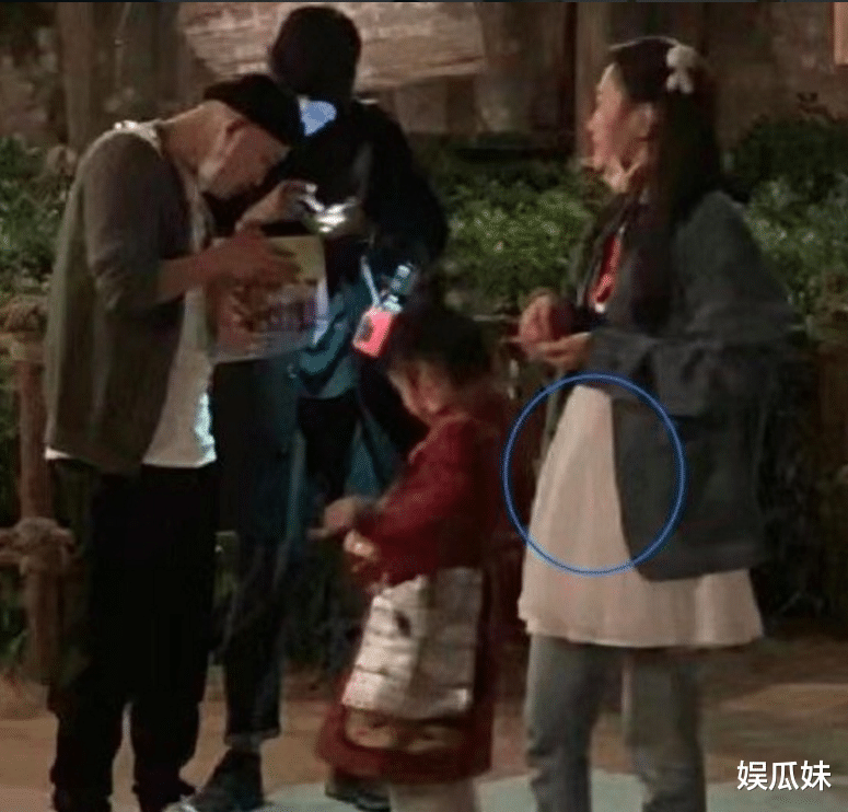 陈赫|陈赫首晒妻子张子萱，深夜情侣装出街吃美食，网友：你不是减肥？