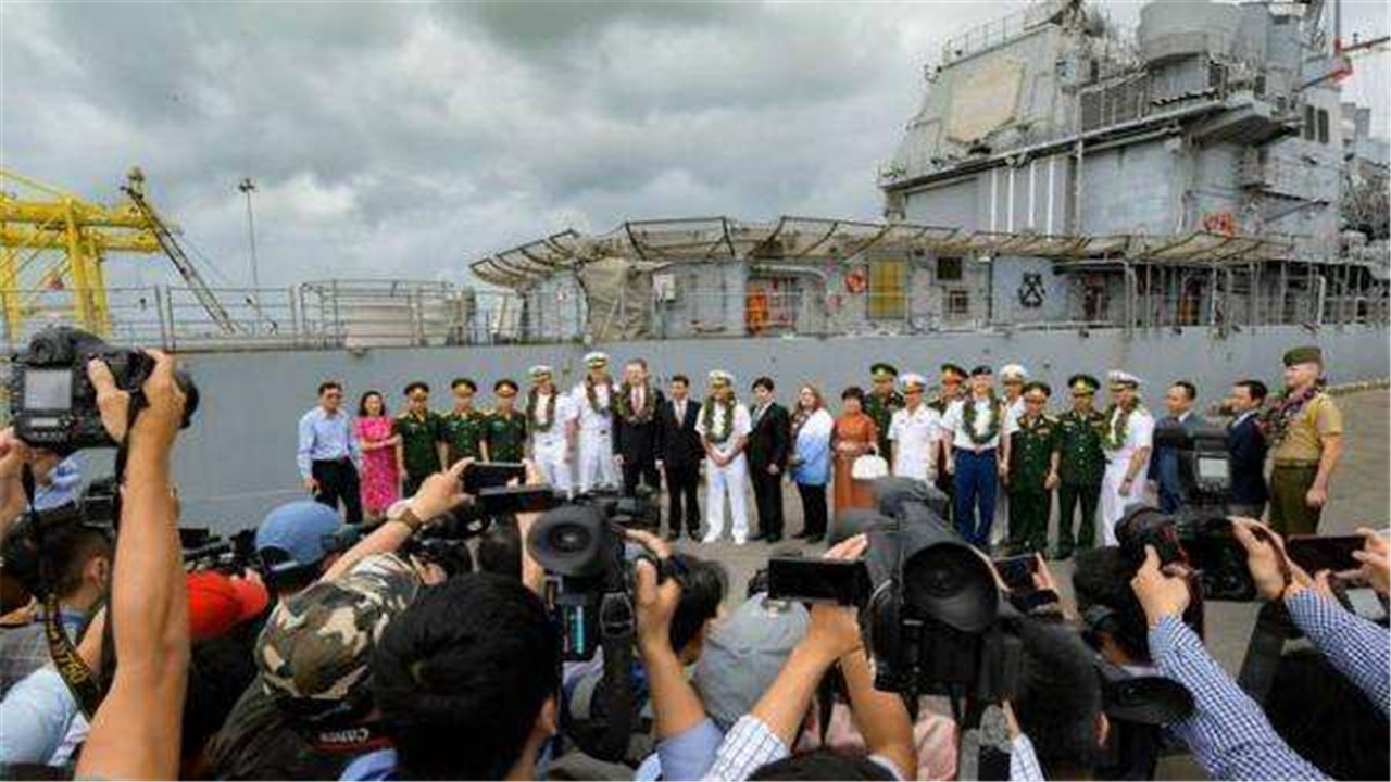 [美军]南海彻底安静了，美军女兵突然暴毙：第7舰队自身难保再也不狂了