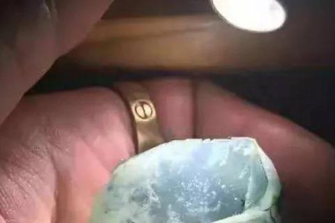 []你敢玩行家料吗？价值不菲的满裂原石，10万都不卖