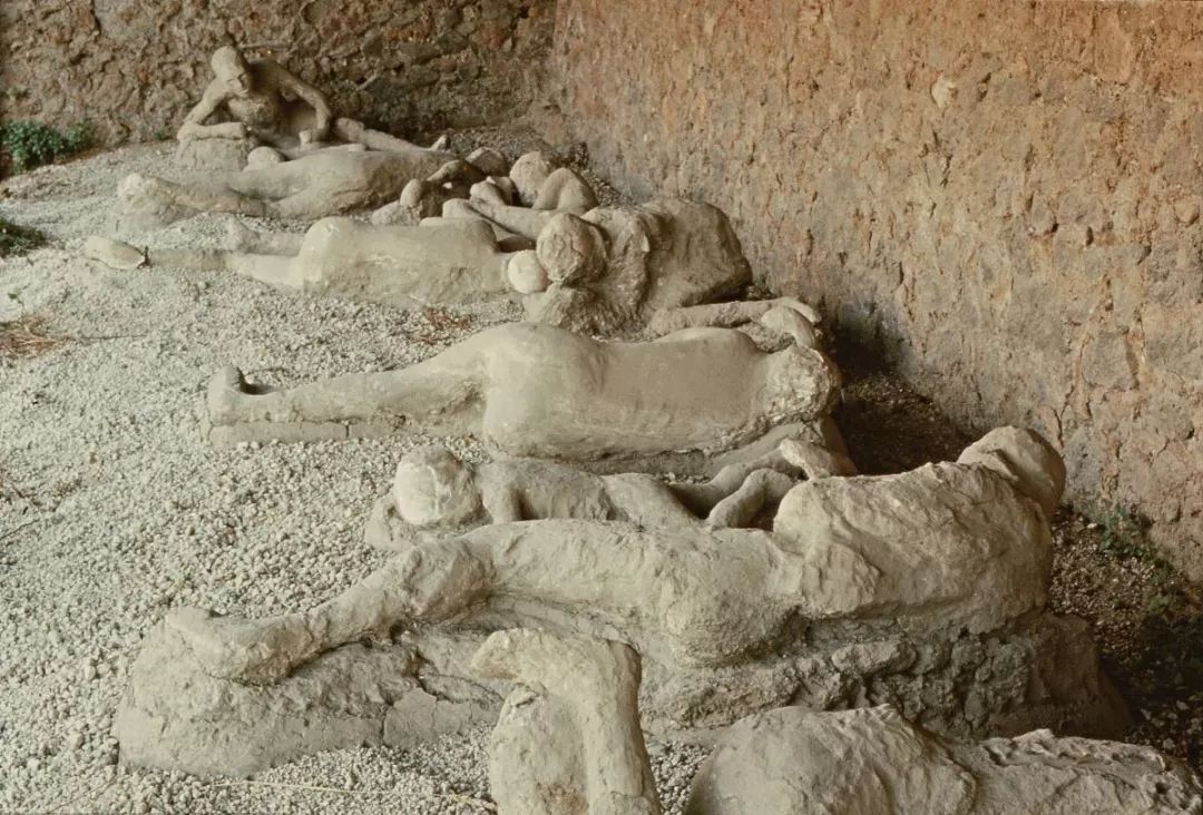 情侣|一对情侣被火山吞没，千年后变成化石被挖出！