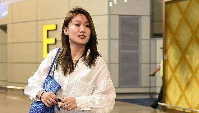 「武磊」“中国球王”武磊身价千万，妻子气质出众，儿女双全家庭幸福