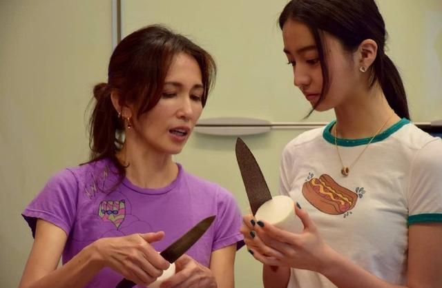 【穿衣搭配】50岁工藤静香保养得真好，和女儿同框像姐妹，穿紫T+马尾优雅高贵