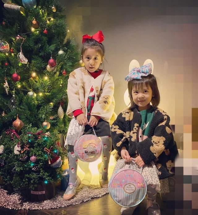 賈靜雯曬女兒聖誕照，咘咘收獲禮物笑容甜美，波妞虎牙搶鏡像小惡魔-圖3