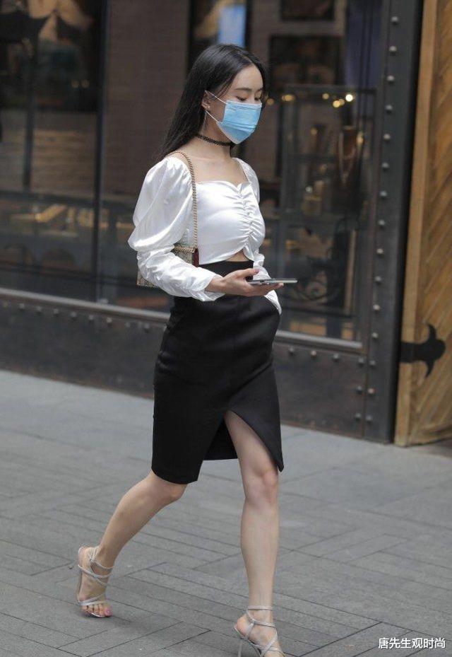 手机游戏|银色上衣搭配黑色过膝裙,简约时尚,气质迷人