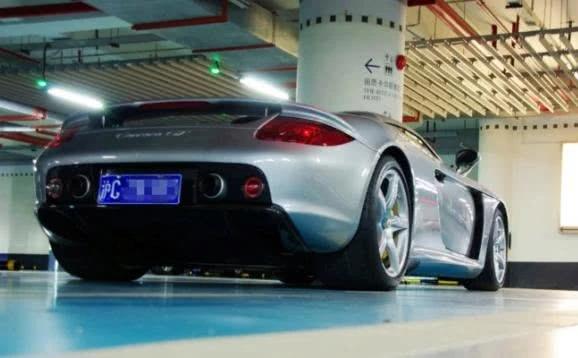 ：四千万的法拉利上“穷人”车牌，上牌仅花五百，一进市区交警就抓