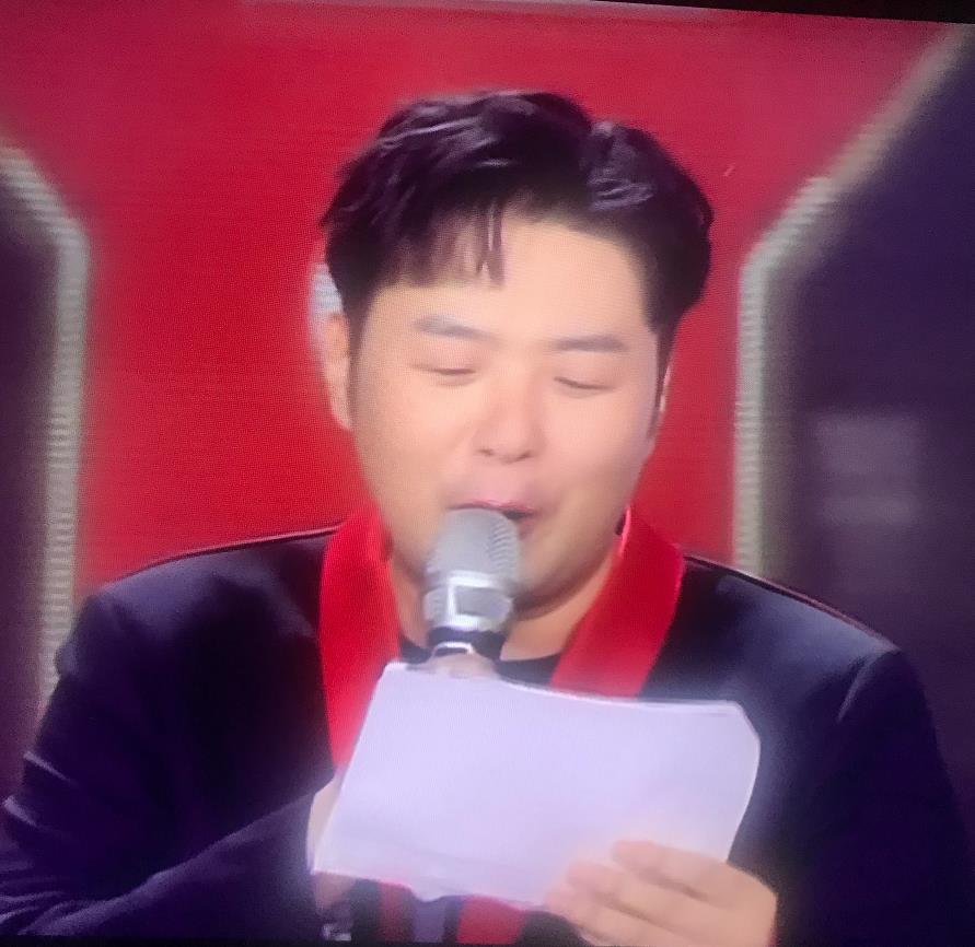 「钱枫」钱枫主持晚会却胖到像开了大头特效，网友：海涛都被他衬托成瘦子了