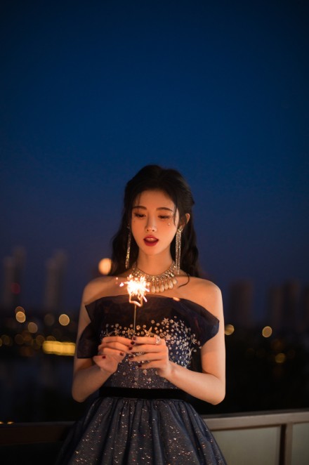 鞠婧祎|鞠婧祎蓝色星钻抹胸纱裙，首唱《芙蓉》新歌首秀