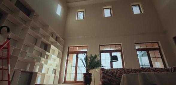 大门|董洁晒出自己家豪宅，如今搬回跟父母一起住，厨房里还养着走地鸡