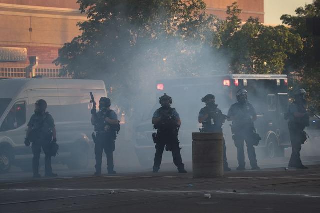超模：湖人新星高调公布恋情，与白癜风超模十指紧扣，网友：这如何下嘴