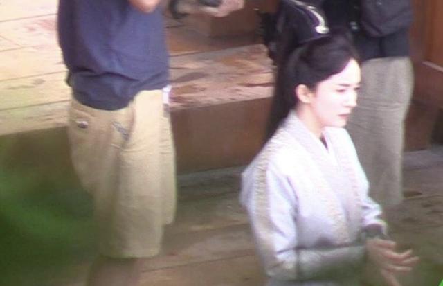 杨幂|脾气大？曝杨幂片场将男演员吐槽到无奈，姿态高昂表情还不屑