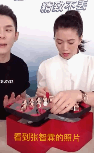 「江疏影」李金铭大学时期就是漫画脸，又甜又灵，江疏影在身后被秒成了路人