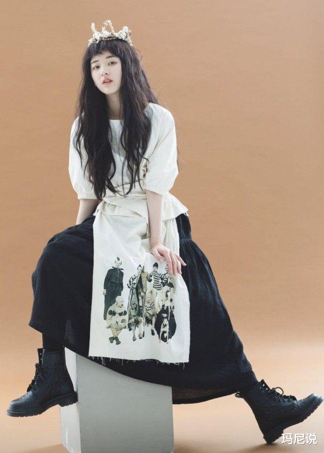 [赵露思]终于知道赵露思为什么一直露额头，看到她的厚刘海造型，打扰了！