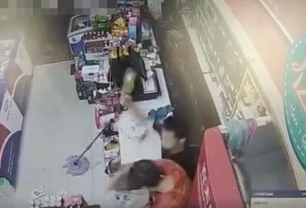 「大连」10秒内被砸9次头!大连男子欲持刀抢劫超市,遭老板4个啤酒瓶反杀