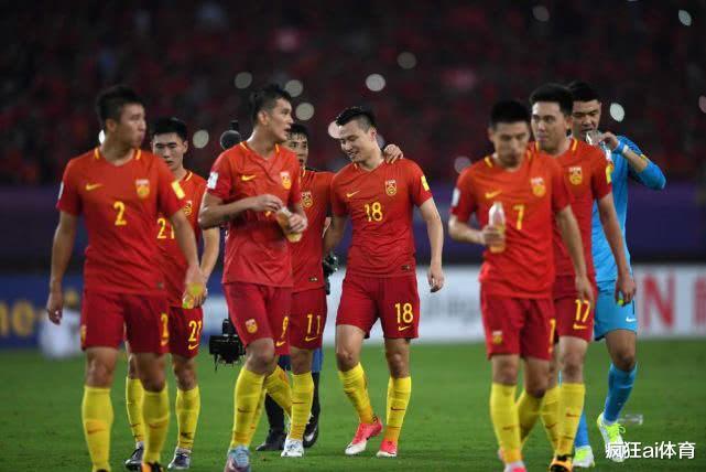 国足▲李铁迎来执教国足的试金石，首场热身赛对阵申花，对手三外援出战