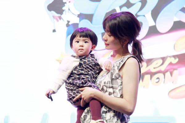 贾静雯▲2009年，贾静雯给黄磊发暧昧短信，黄磊：她和她老公脑子都有病