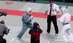 主持人|“看了30年新闻联播，才知道主持人后面放那么多电视的原因，哈哈哈”