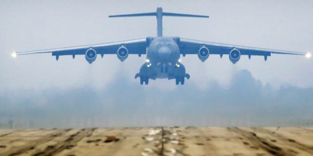 「运-20」运20首次飞抵莫斯科机场，俄军围观地勤一片惊叹：工艺一流超西方