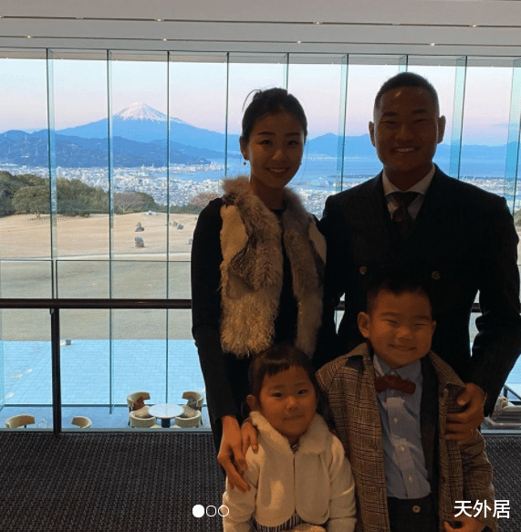「郑大世」世界杯一哭成名的郑大世晒全家福：2个孩子零继承韩国妻子颜值！