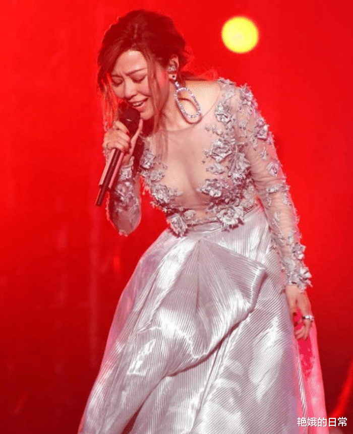 张靓颖|张靓颖“真实素颜”什么样？机场照片被曝出，网友：还是闭上眼听歌吧