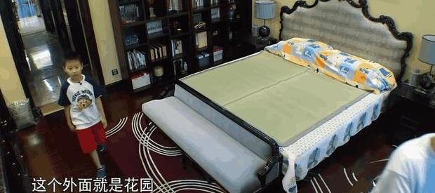 带你看看徐海乔的豪宅，家具全部是黑色的，装修有点太稳重了