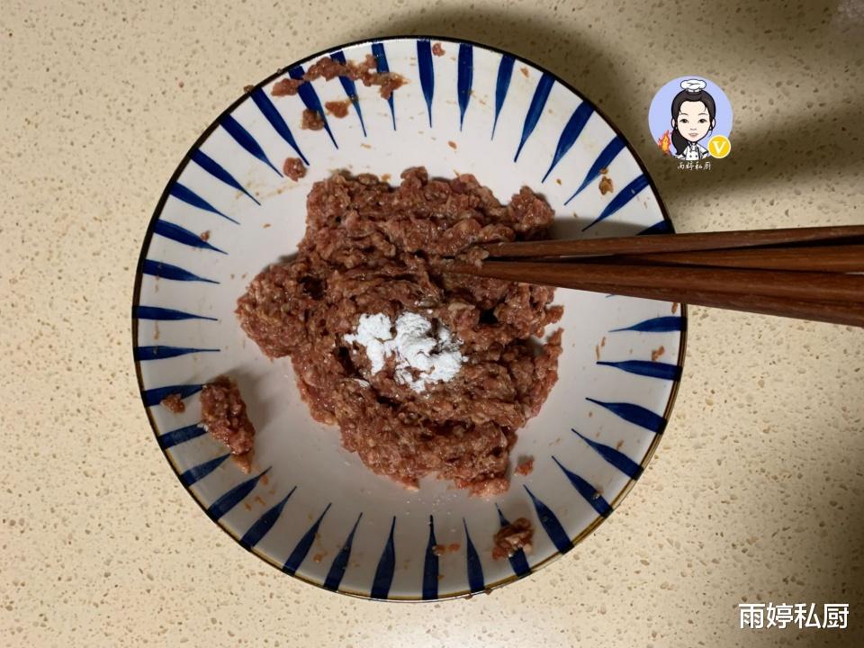 馄饨|早餐“馄饨”这样做真简单，1分钟至少能包60个，皮薄馅大特别香