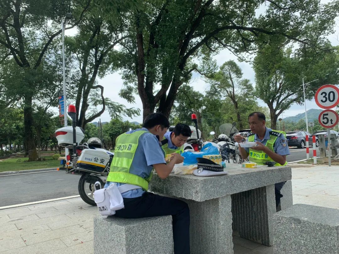 珠海交警|破纪录！两天已有110万辆车进出珠海！昨上百司机走错道被扣6分！