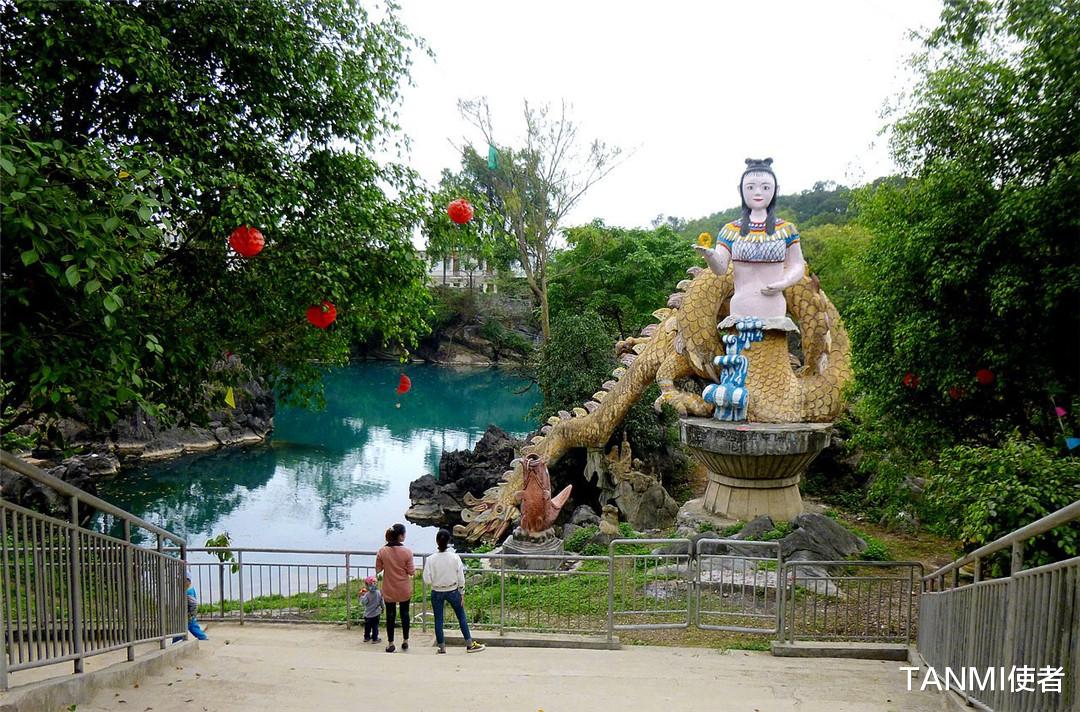 广西南宁@广西南宁发现一潭水，水潭颜色深浅不一，水深至今仍是谜