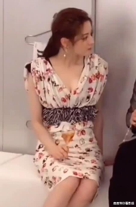 迪丽热巴@迪丽热巴衣服领口滑落，发现记者在拍照后，谁注意她的第一反应？