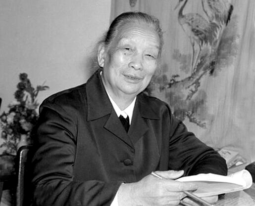 「」1949年主席进京时,看到一位妇女,高兴地说:你还活着啊