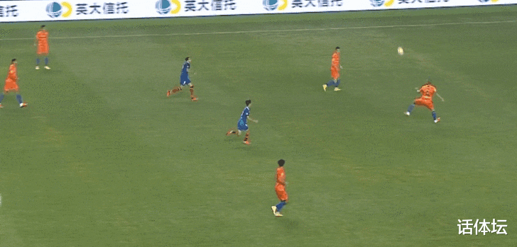 中超|扎心了!中超世界级强援,昨晚再现3次超低级失误,主教练的表情太心酸!