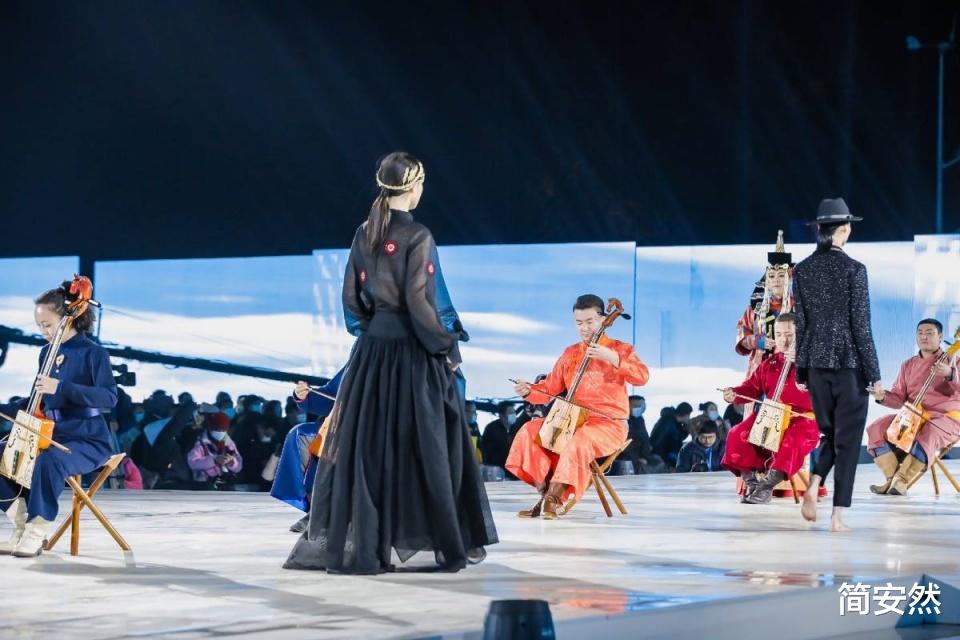 简安然 2021年武汉首场大秀，非遗与时尚的融合，演绎最炫民族风