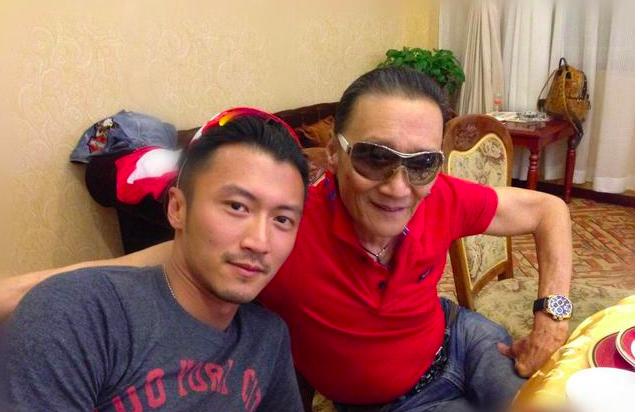 [谢霆锋]谢霆锋请爸爸吃饭，谢贤穿红T恤现身，82岁翘二郎腿弯腰超灵活