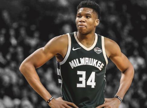 热火队|比赛最后时刻巴特勒大笑，谁注意场边热火球迷举动，字母要被气死