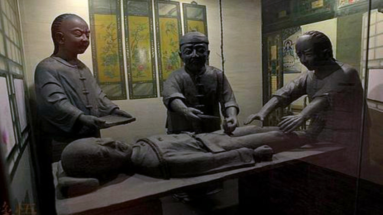 「太监」古代太监的被阉割后三天不能喝水，还被绑在木架上不能走动