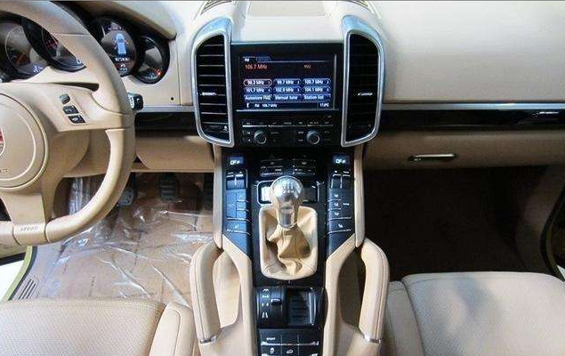 「保时捷卡宴」30万喜提手动挡保时捷卡宴，看到挡杆后，网友：第一次见