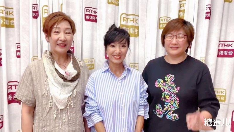 米雪|米雪三姐妹合影，离开了修图她老的最明显，但穿的是最年轻的！