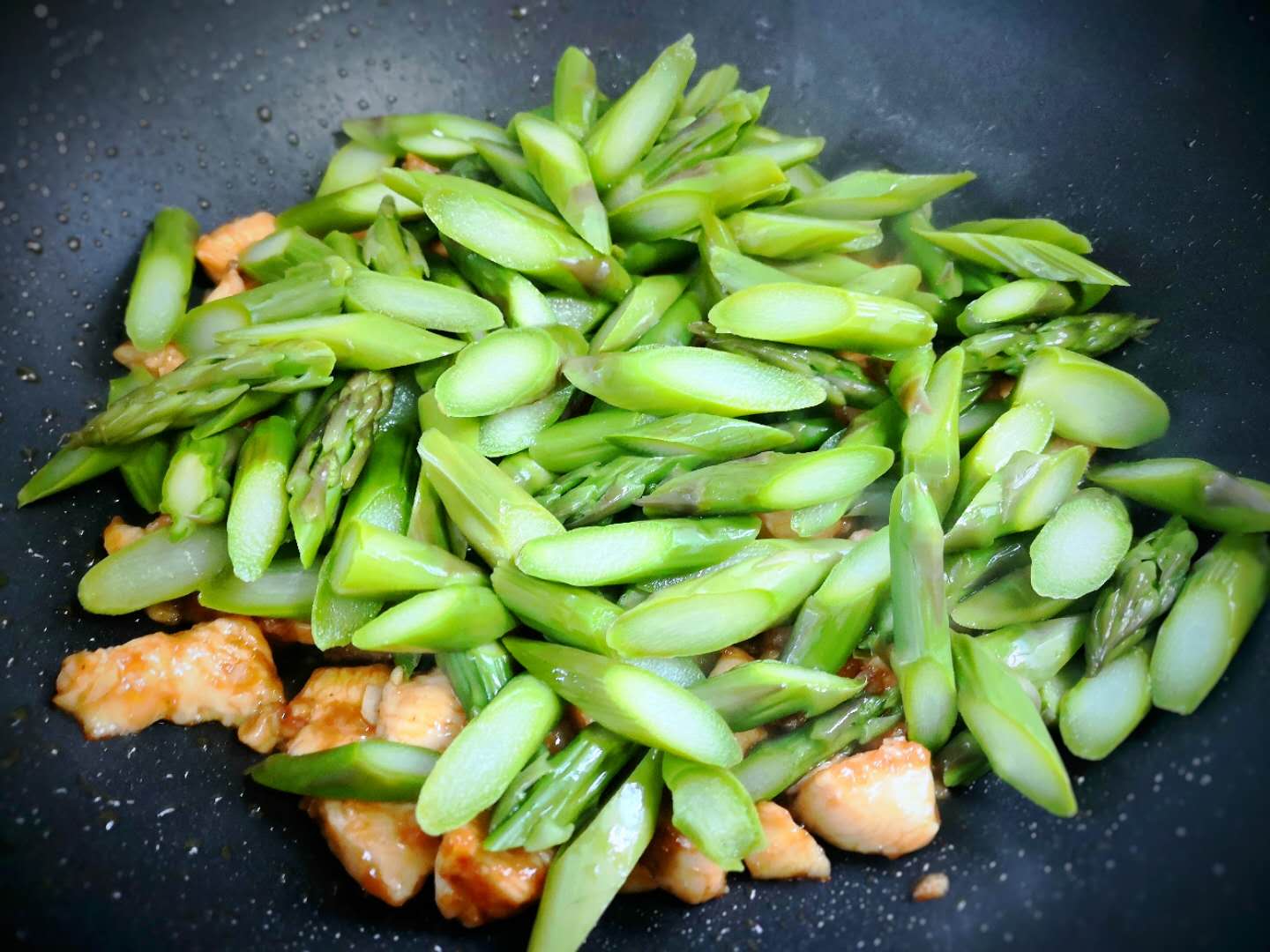 「芦笋」这菜素有“负热量”之称,减肥燃脂又奇效,让体重蹭蹭往下掉!