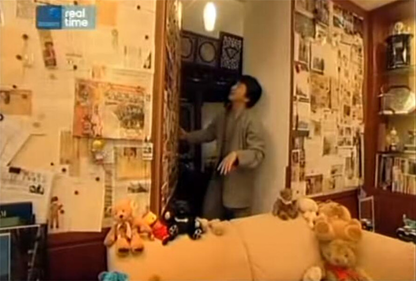 成龙|成龙香港豪宅竟在工业区，从外观看不出是住宅！内部却有无数暗门