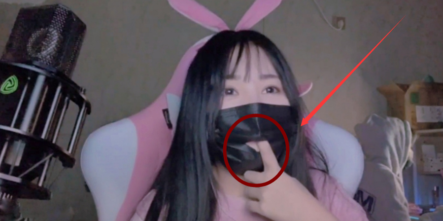 【小团团】难怪小团团一直不敢露脸，直播十级美颜特效掉了，看清颜值：打扰了