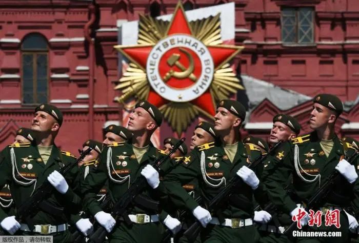 「中单」“穿越”75年沧桑！莫斯科红场阅兵的往昔与今朝