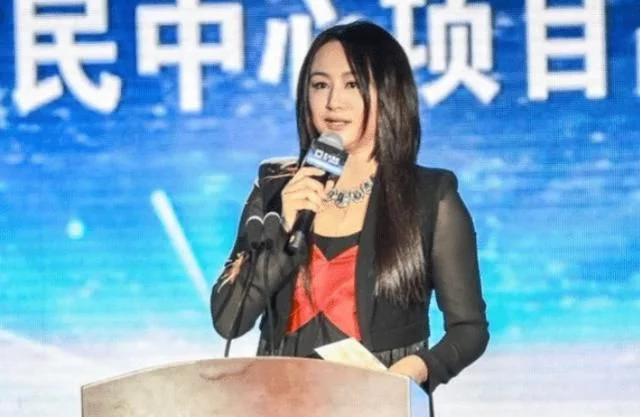 曹颖|46岁曹颖严重发福，披肩长发也藏不住大饼脸，被吐槽像大妈