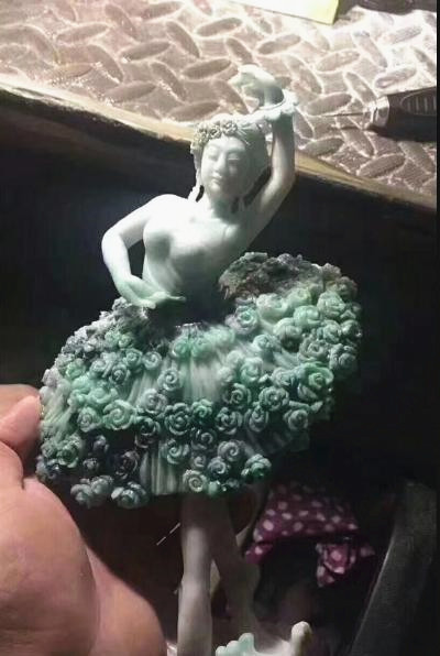 起死回生▲切出癣加绿的料子,小伙差点就扔掉!在雕刻师的手上又起死回生!