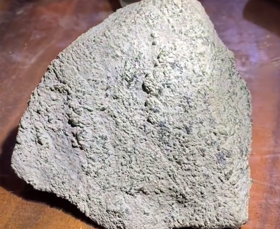 翡翠|什么是翡翠原石的翻砂？只看皮壳就花大价钱买翡翠原石靠谱吗？