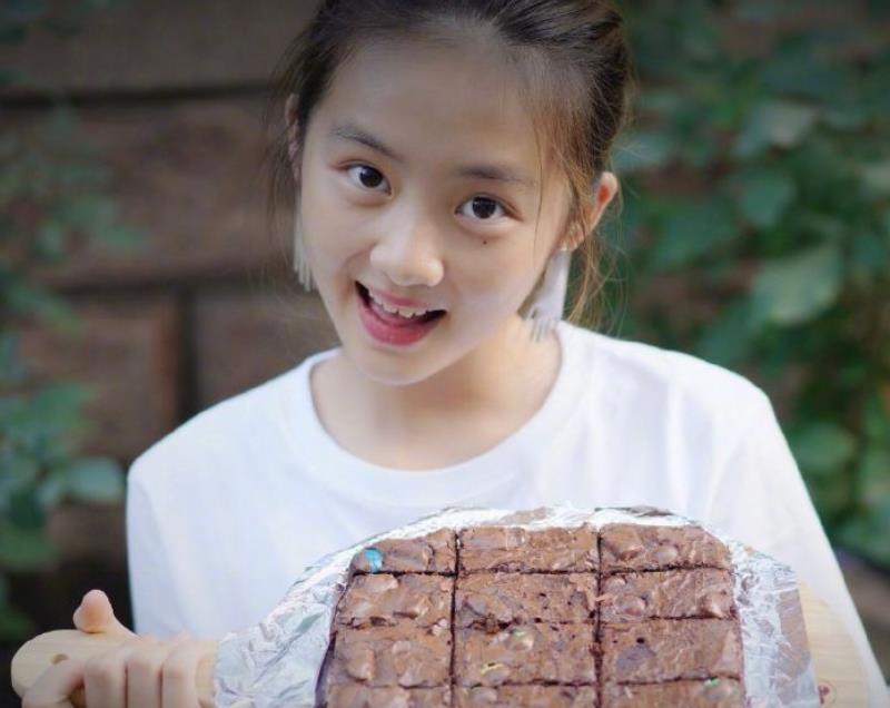 沈佳润|爸爸是春晚常客,她却被称为“最丑星二代”,如今比黄多多还高级