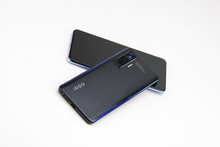 iqoo|120Hz+120W快充，iQOO以新旗舰开启新时代