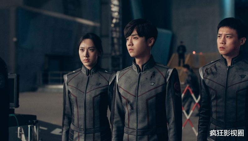 八佰|破10亿了！同样长发演军人，为何魏晨靠《八佰》翻红，鹿晗却遭群嘲