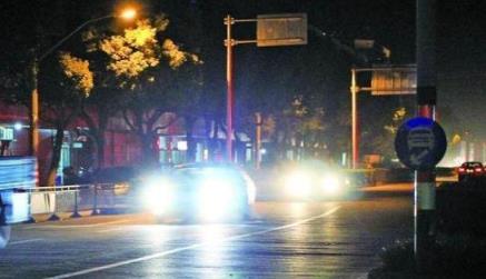 交通法规|夜间开车碰到“远光狗”怎么办？交警：别再对射，3个绝招送给你