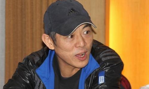 「李连杰」同父同母同长相，李连杰身价上百亿，让哥哥做助理每月开10万！