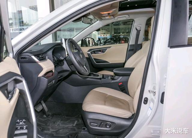 「丰田RAV4」丰田成功了！SUV上市一分不降，30天销量破万，百公里5L，力压途岳